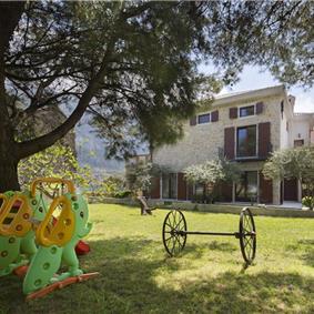 5 bedroom bayside villa with pool near Kotor, sleeps 12